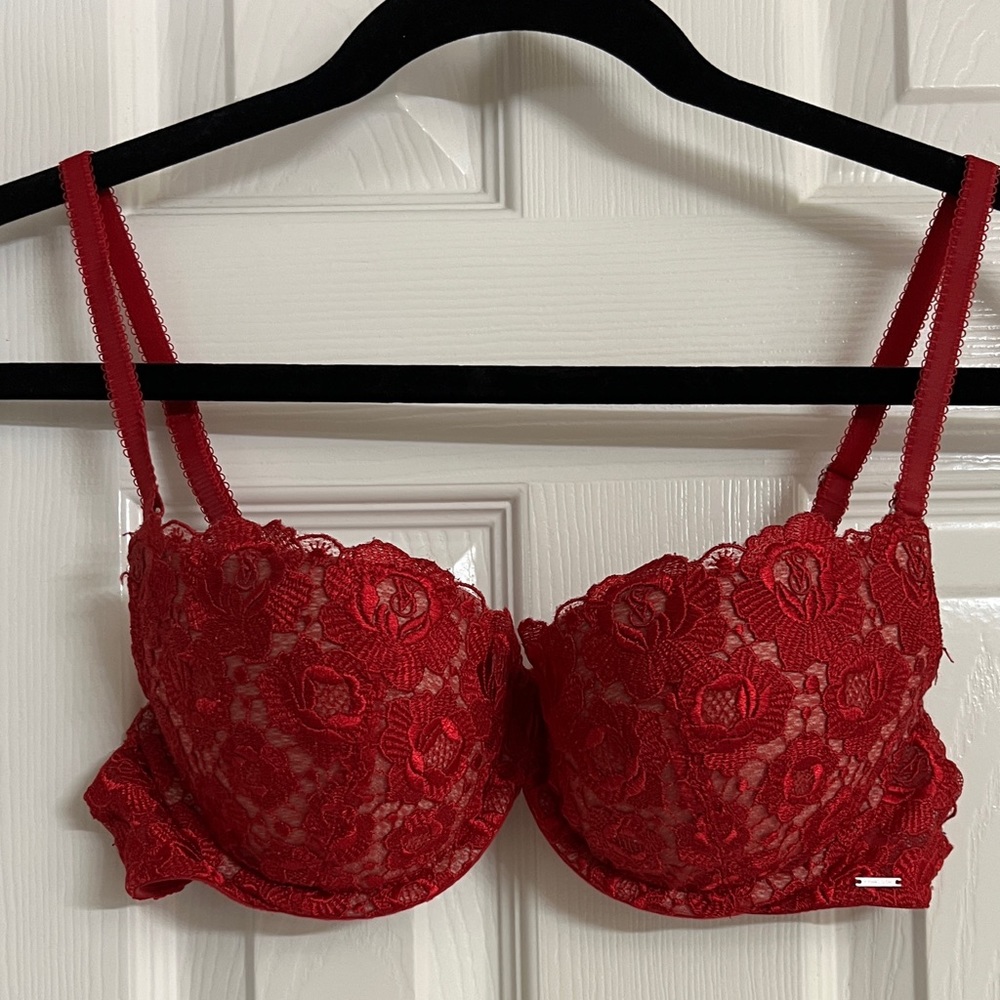 Victoria’s Secret bra size 36B, good condition pre-owned.
